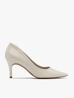 Cremefarbene lackierte Pumps