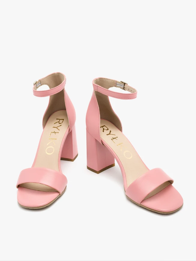 Zweiteilige rosa Pfostensandalen