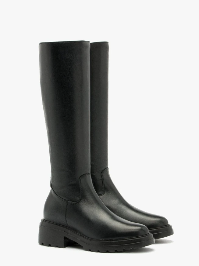 Schwarze klobige Stiefel