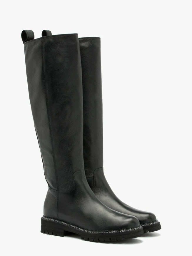 Schwarze Stiefel mit hellen Nähten