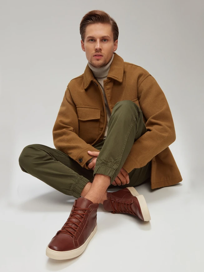 Braune Sportstiefel