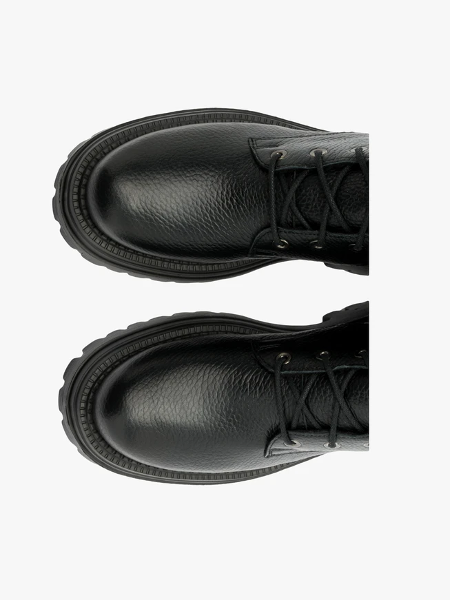 Schwarze Baggerstiefel mit leichter Sohle