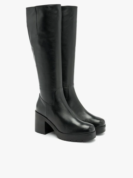 Schwarze Stiefel mit hohem Absatz