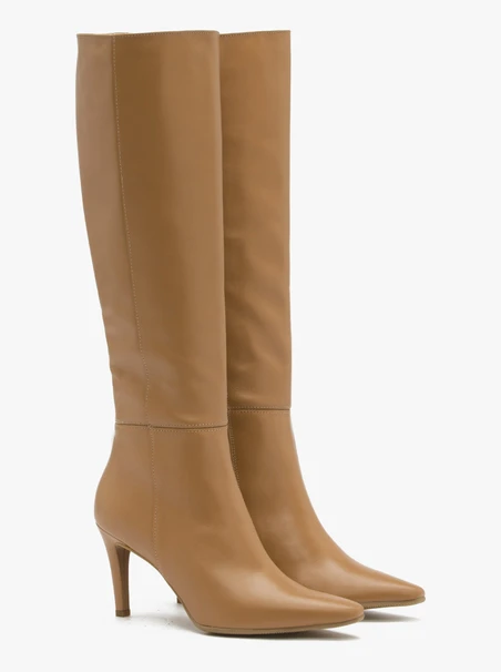 Beigefarbene Stiefel mit Stiletto-Absatz
