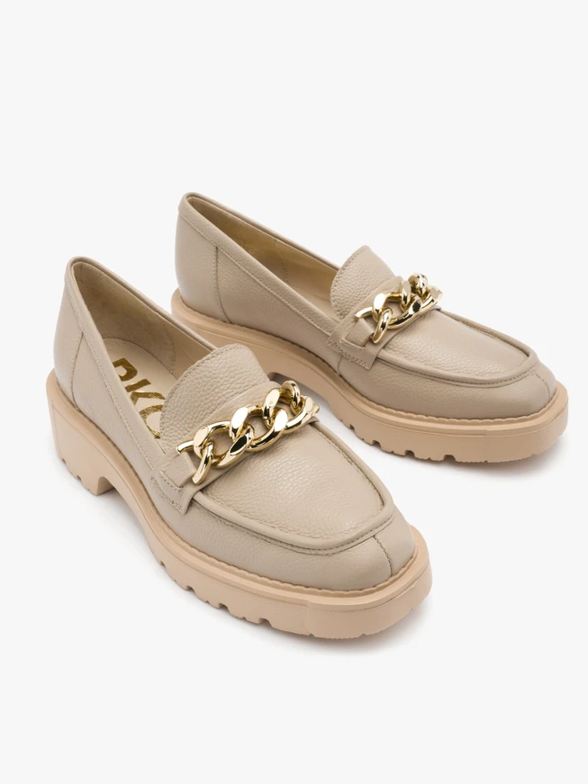 Beige Mokassins mit Kette