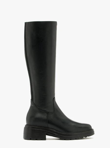 Schwarze klobige Stiefel
