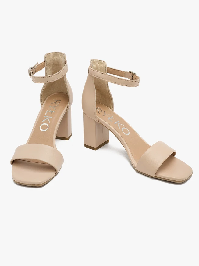 Beigefarbene Stiletto-Sandalen