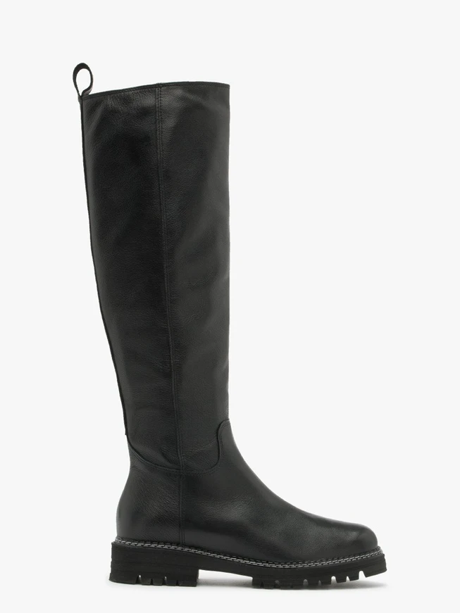 Schwarze Stiefel mit hellen Nähten