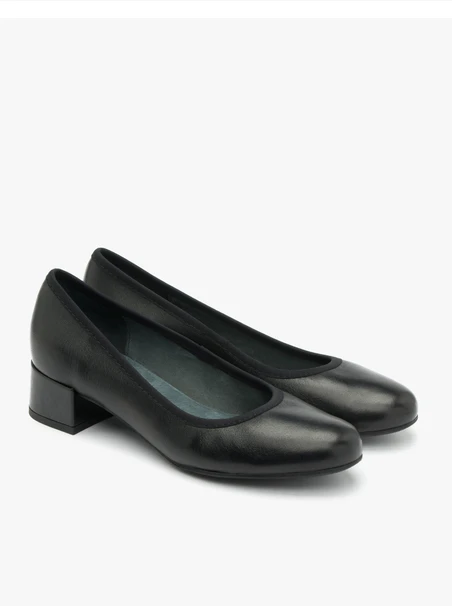 Schwarze niedrighackige Pumps