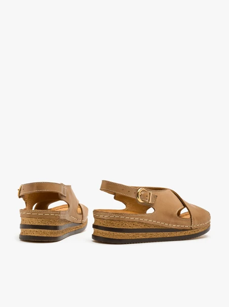 Beigefarbene Plateausandalen