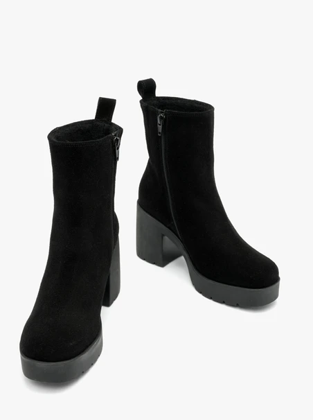 Schwarze Stiefel mit hohem Absatz