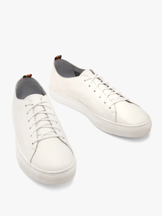 Weiße Sportschuhe