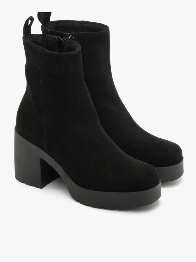 Schwarze Stiefel mit hohem Absatz