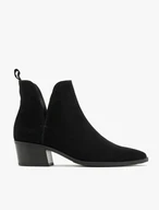 Schwarze Stiefel mit niedrigen Absätzen