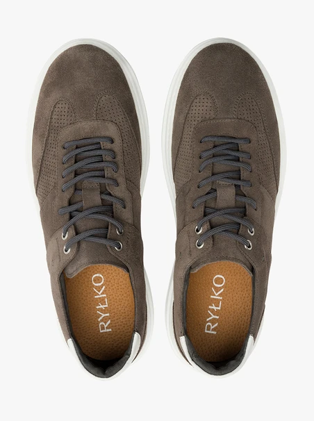 Graue halbe Sportschuhe mit weißer Sohle