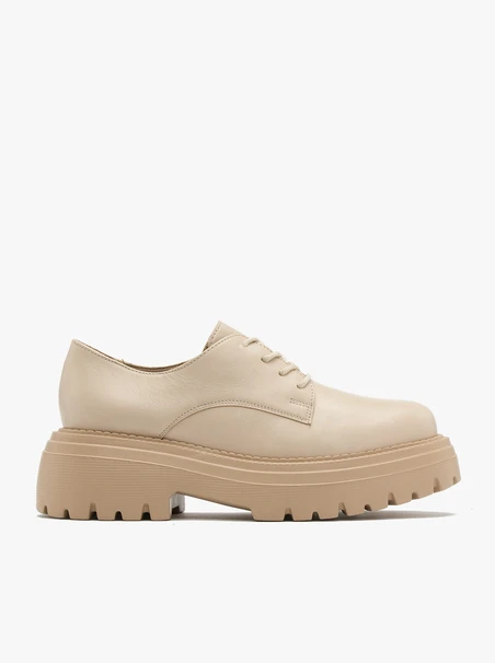 Cremefarbene Halbschuhe auf leichter Sohle