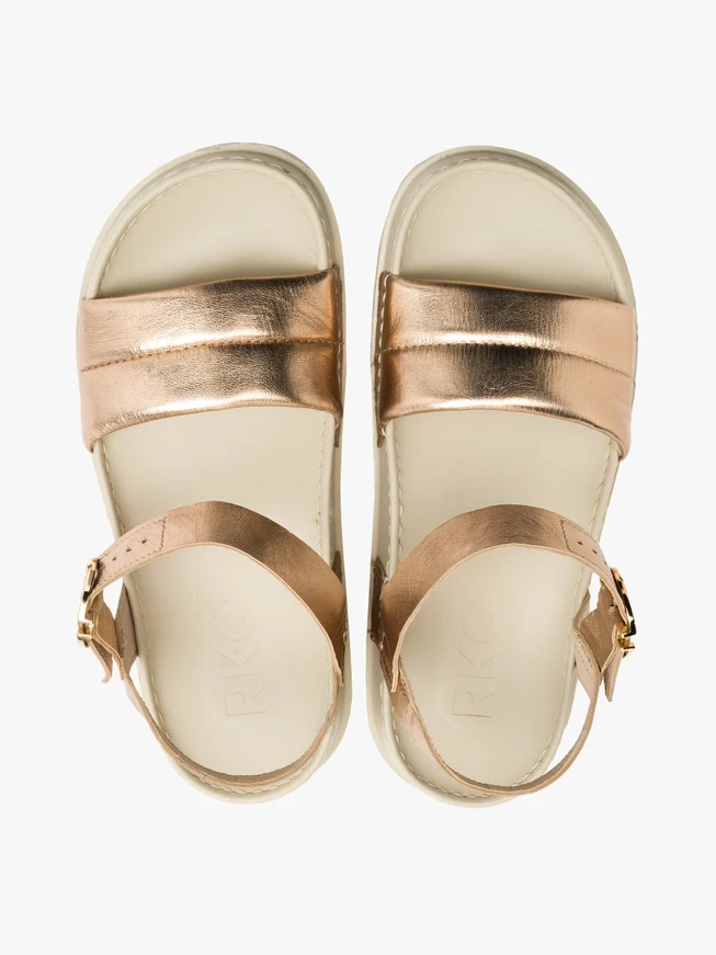 Platin-Sandalen mit goldener Schnalle