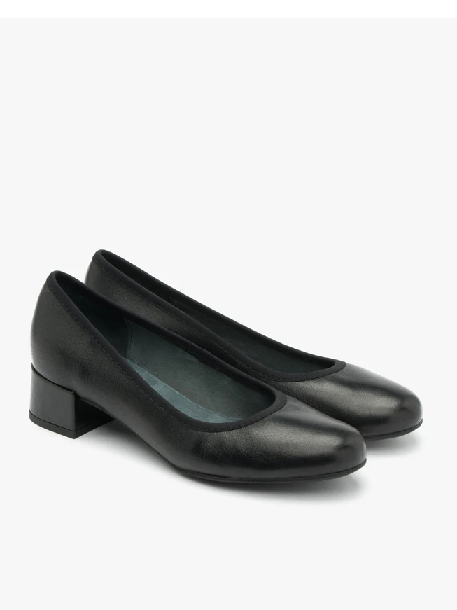 Schwarze niedrighackige Pumps