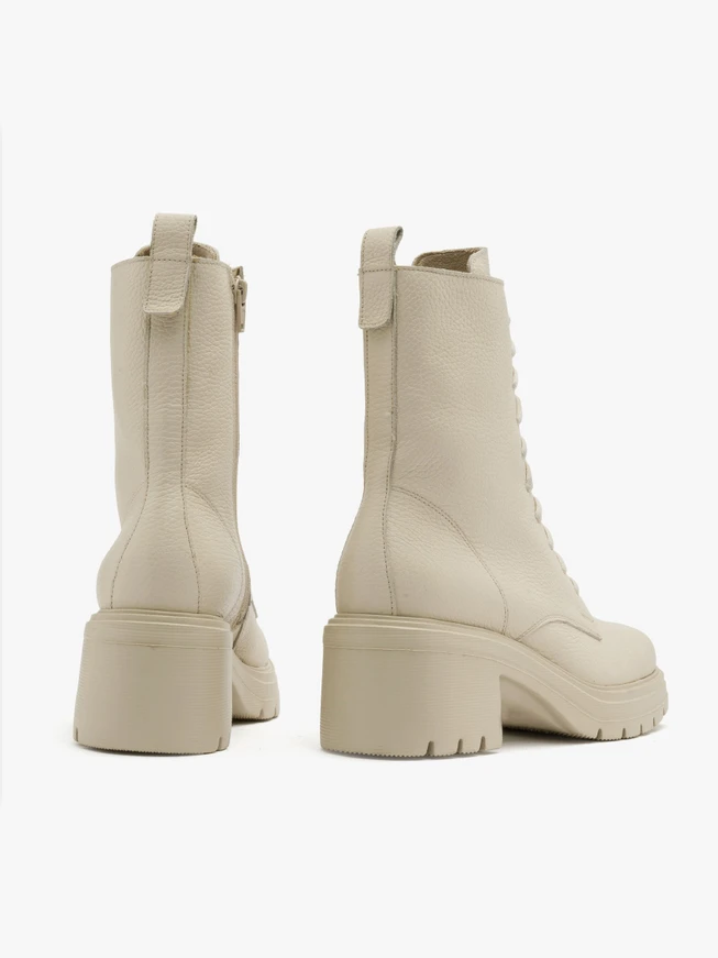 Cremefarbene Damenstiefel