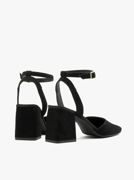 Pumps aus Veloursleder mit Riemen um den Knöchel