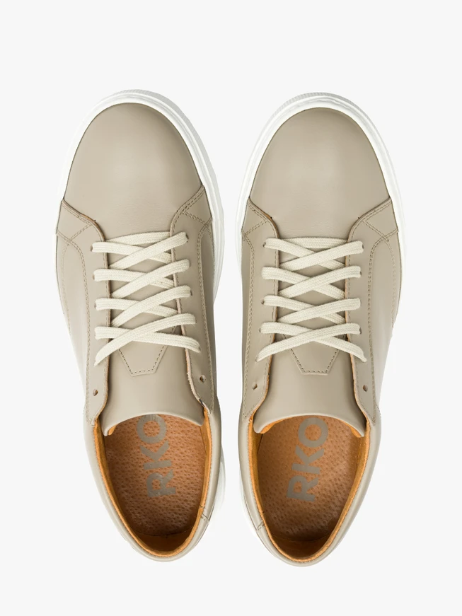 Graue Sportschuhe