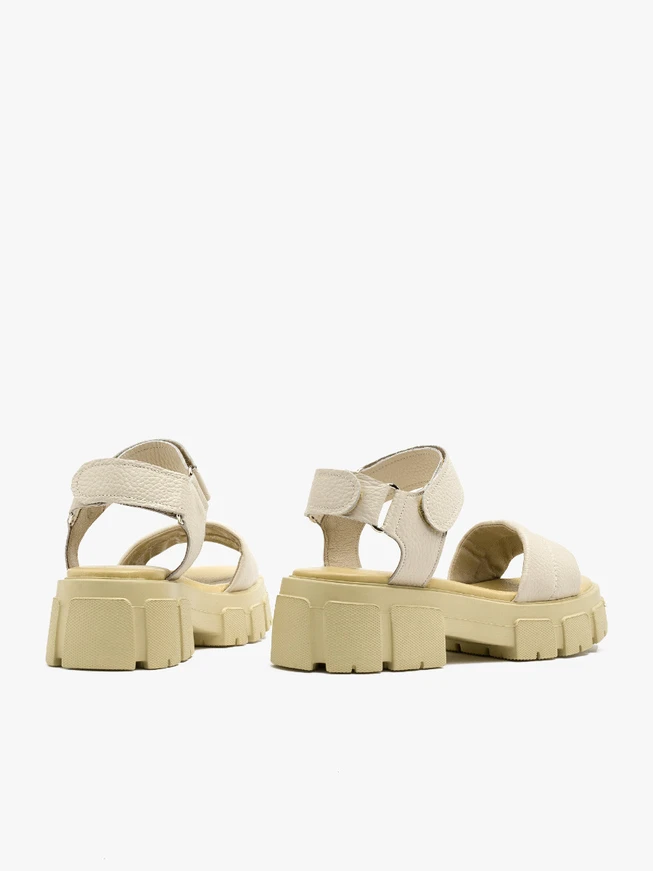 Cremefarbene Sandalen auf leichtem Grund