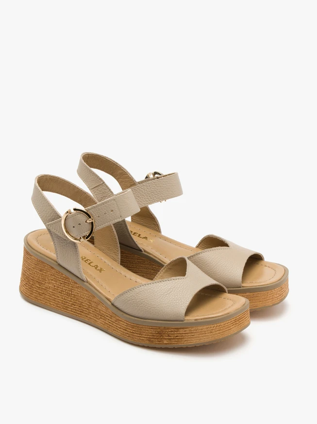 Beigefarbene Plateausandalen