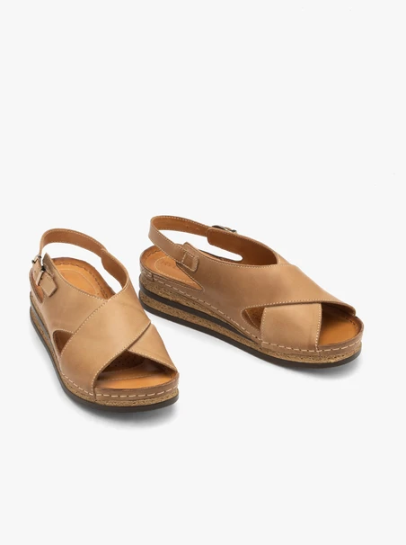 Beigefarbene Plateausandalen