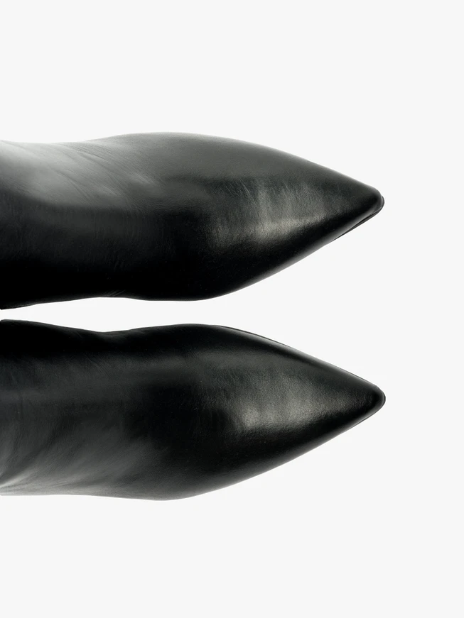 Schwarze hochhackige Stiefel