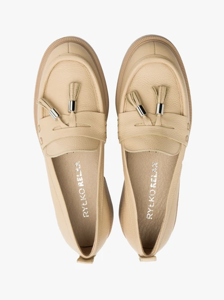 Beige loafers with tassels