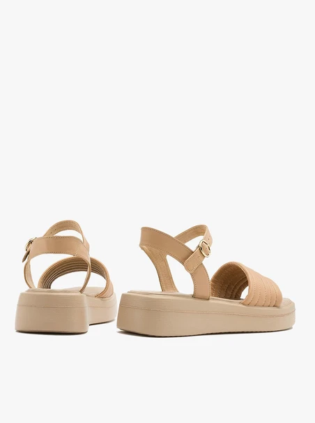 Beigefarbene Sandalen mit goldener Schnalle