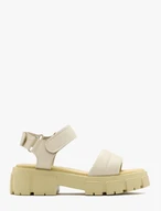 Cremefarbene Sandalen auf leichtem Grund