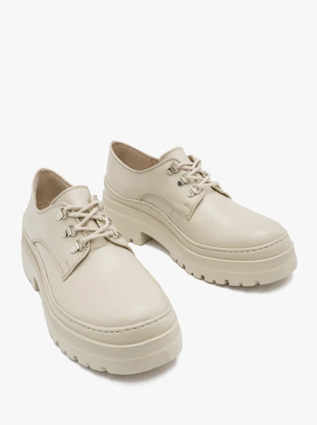Cremefarbene Halbschuhe für Frauen