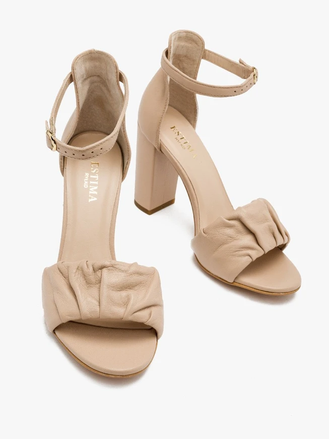 Beigefarbene Sandalen mit knittrigem Obermaterial