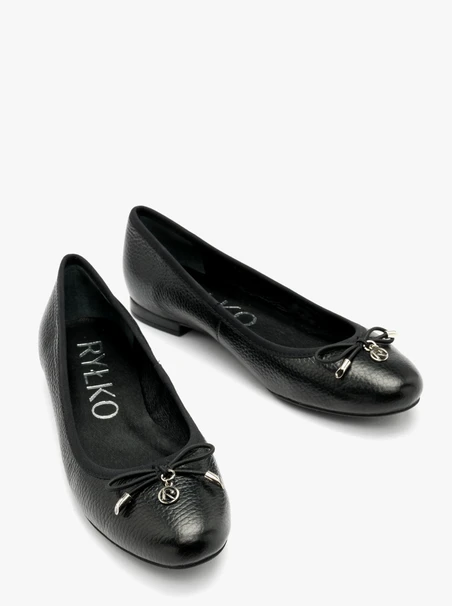 Black ballerinas with bow