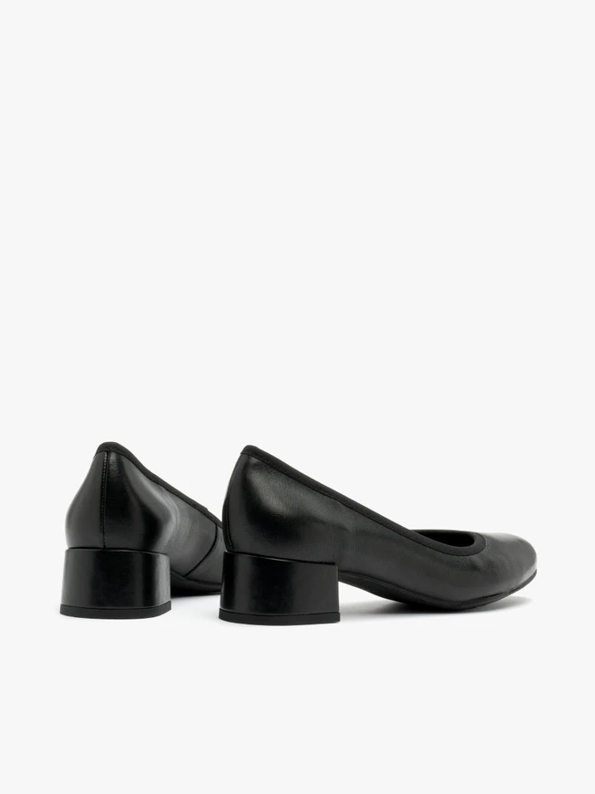 Schwarze niedrighackige Pumps
