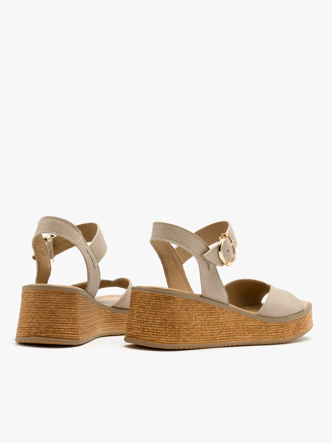 Beigefarbene Plateausandalen