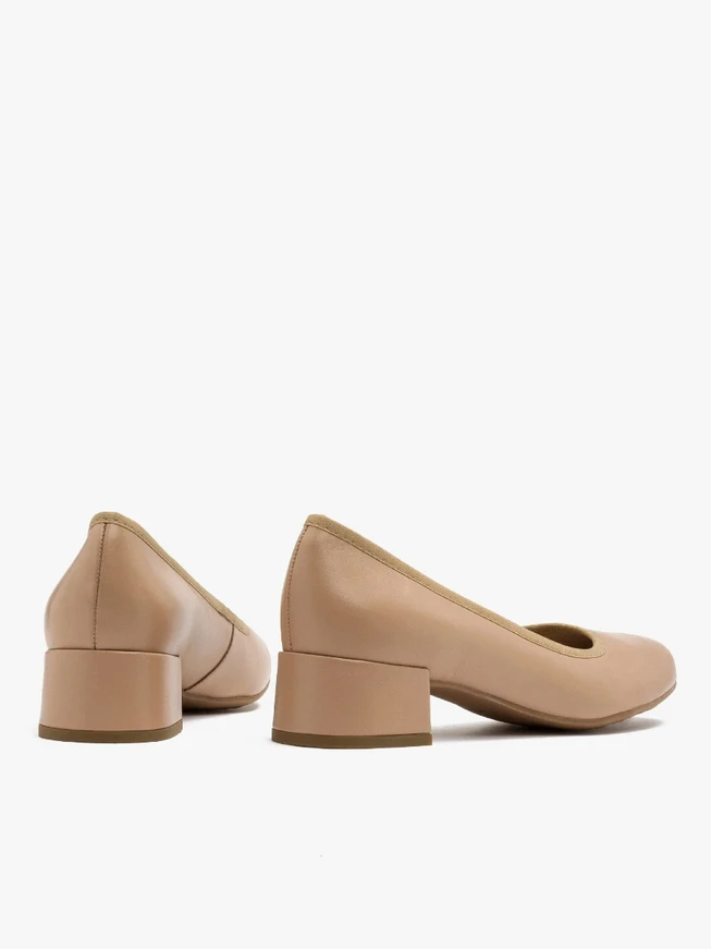 Beige low-heel pumps