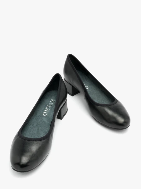 Schwarze niedrighackige Pumps