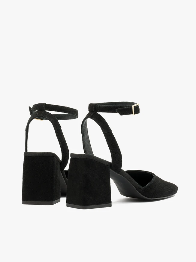 Pumps aus Veloursleder mit Riemen um den Knöchel