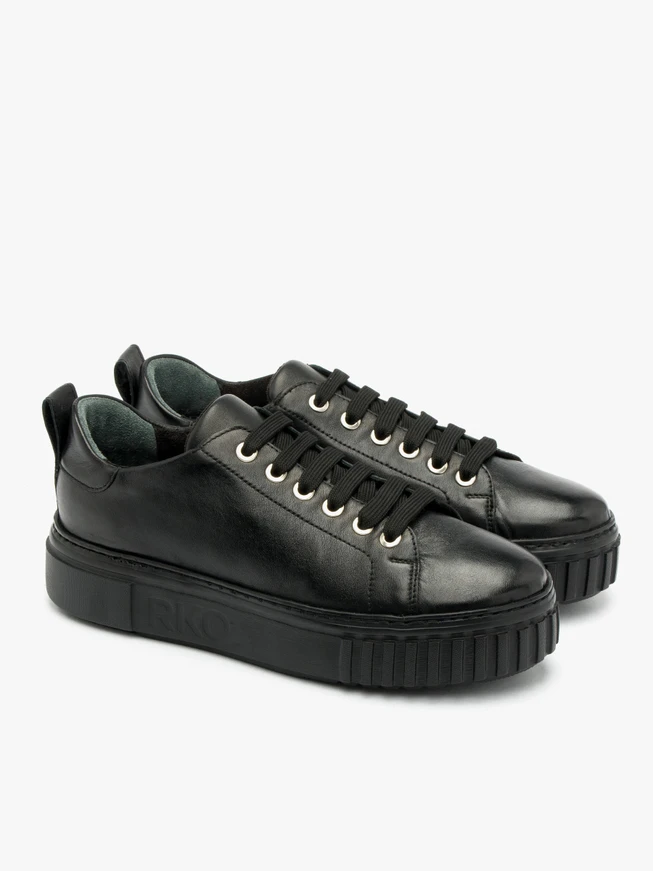 BLACK SHOES WITH LIGHTWEIGHT SOLE