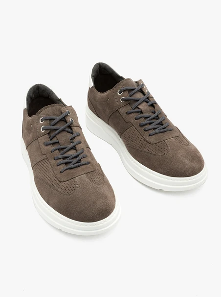 Graue halbe Sportschuhe mit weißer Sohle