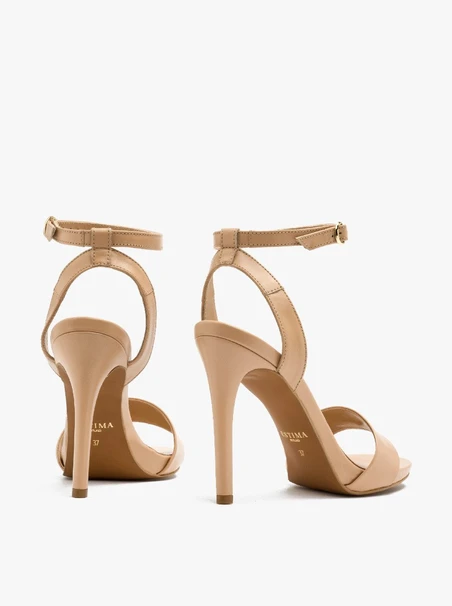 Beigefarbene hohe Stiletto-Sandalen