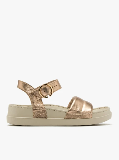Platin-Sandalen mit goldener Schnalle