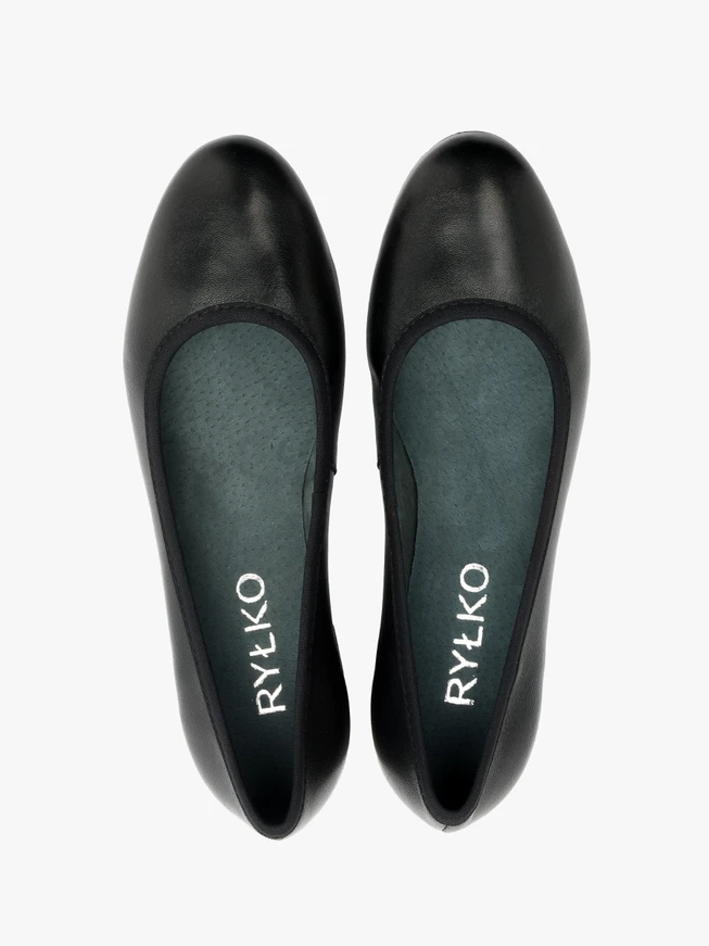 Schwarze niedrighackige Pumps