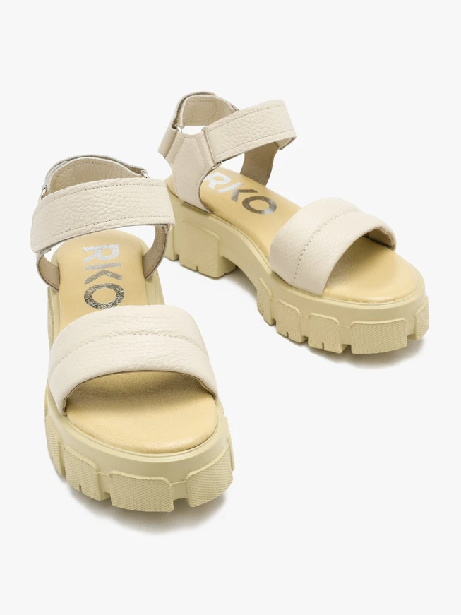 Cremefarbene Sandalen auf leichtem Grund