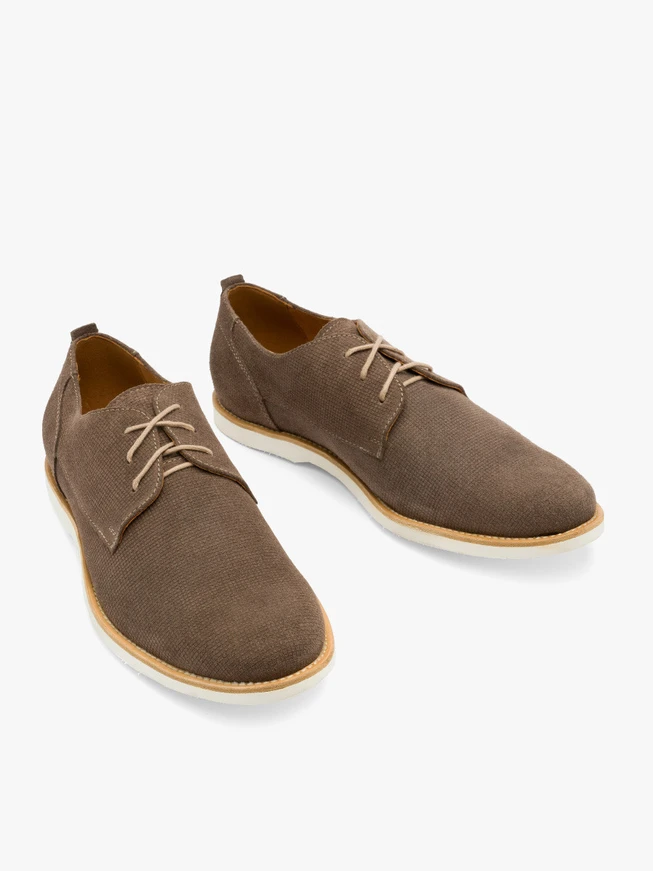 Braune Halbschuhe mit dekorativem Schaft