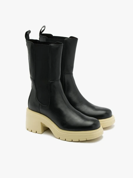 Schwarze Schlupfstiefel mit cremefarbener Sohle