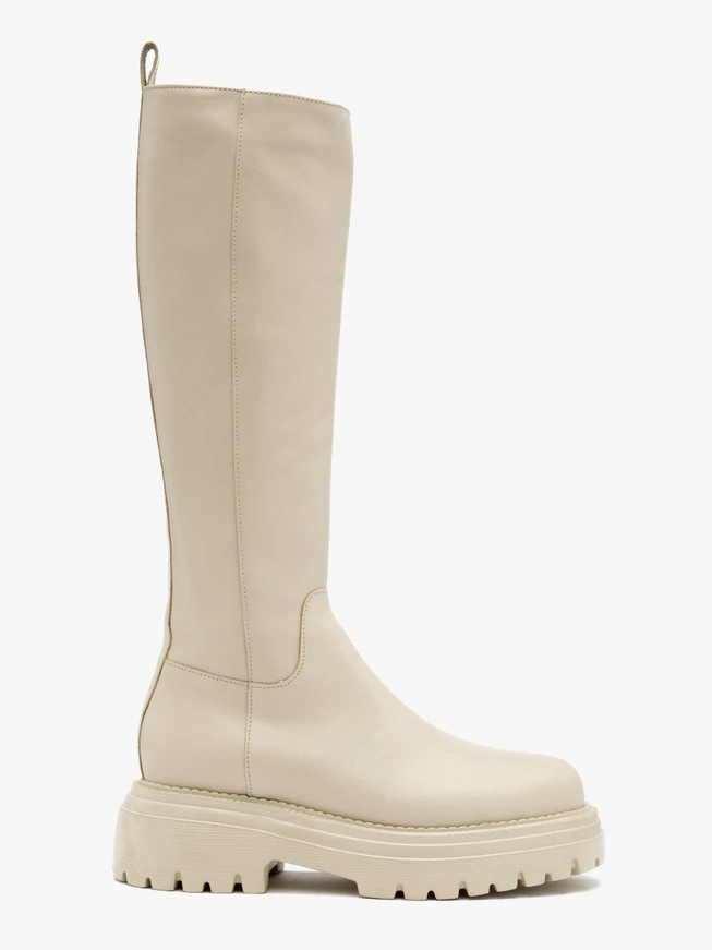 Cremefarbene Stiefel mit schmalem Schaft
