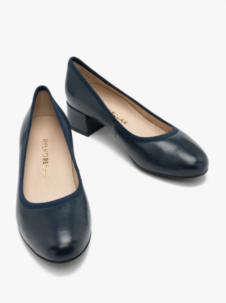 Marineblaue niedrighackige Pumps